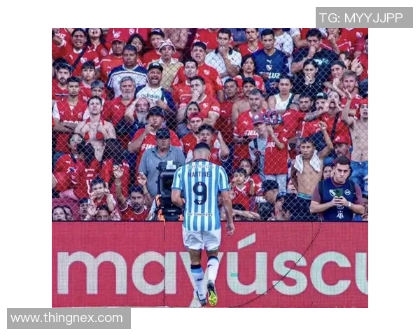 前锋4号球衣的足球明星背后的传奇故事与辉煌成就解析